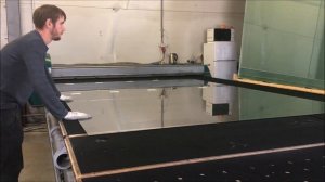 Резка стекла на производстве "Петралюм"