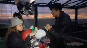 Штребух суёт оператору