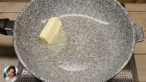 Жареный манник с яблоками на сковороде