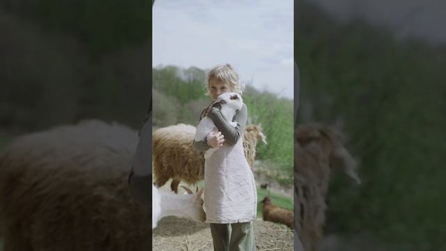 Девочка обнимет кролика