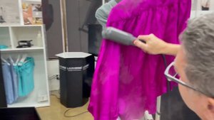 How to use IZZI Plus garment steamer from Laurastar