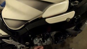 Снятие датчика передач в мотоцикле Suzuki gsx 1300 r hayabusa