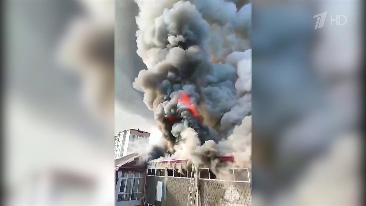 В дагестанском Буйнакске горит здание центрального универсального магазина