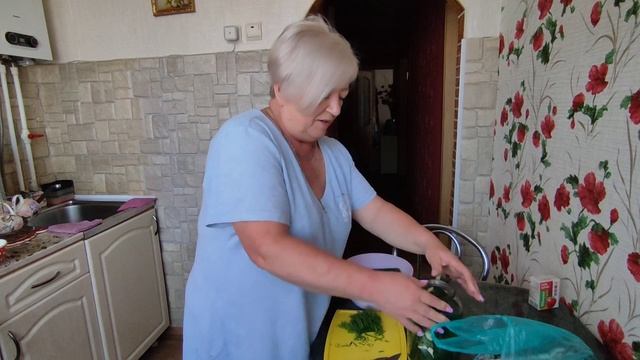 Малосолим огурцы и солим сало?? смотреть онлайн