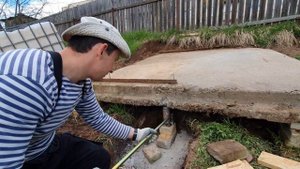 Поднятие 2-х тонной плиты домкратом на майских праздниках