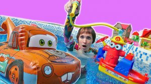Маша Капуки Кануки и Тачки помогают пожарному! Развивающие видео про машинки для детей в бассейне