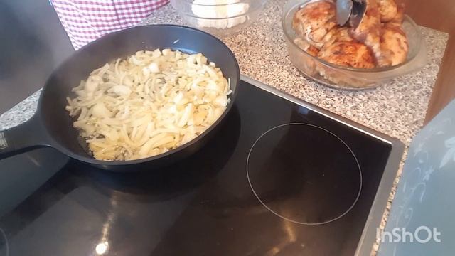 Очень СОЧНАЯ курочка в сметанном соусе .Окорочка на сковородке.