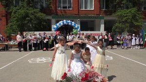 Танец с цветами для учителей. Выступает начальная школа