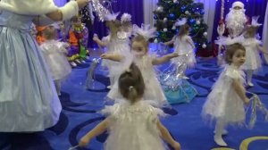 На галяву на лужок тихо падає сніжок! Танец Снежинок