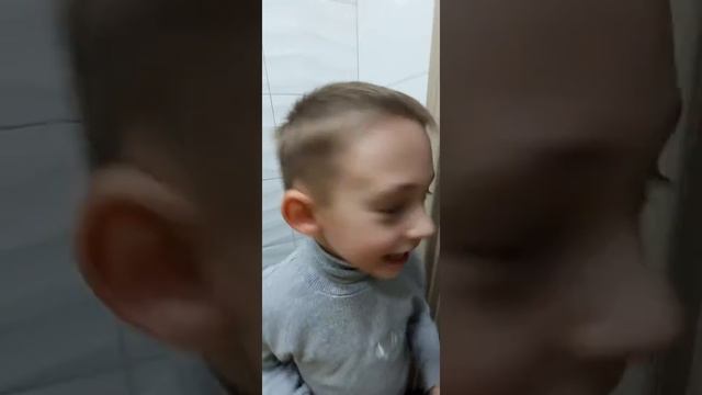 Вырвали зуб ниткой. Зуб и дверь. Легко без боли вырвать зуб. Дети и зубы. Нитка делает чудеса. смотреть онлайн