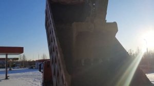 HONGYAN забуксовал,песок замёрз в кузове.