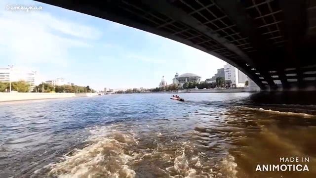 Прогулка в Парке Зарядье. По Москва реке на теплоходе. Это незабываемо.