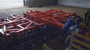 Четырехрядная дисковая борона от БДТ АГРО в работе