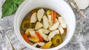 Компот из яблок груш и слив