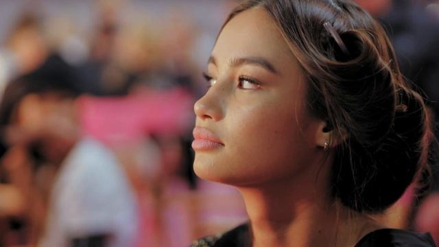 Victoria's Secret Fashion Show Lead Hairstylist Creates Iconic Hair Looks Back Stage смотреть онлайн