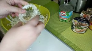 Простой салат с пекинской капустой и горбушей.