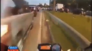 Невероятное пилотирование между рядов на мотоцикле.mp4