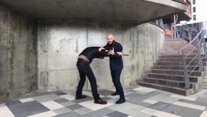 Удар ? ножом ? снизу ?
