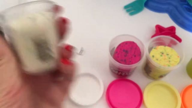 Видео для детей .Лепим тортик Плей До Play Doh набор Cake Party стряпаем тортик из пластилина смотреть онлайн