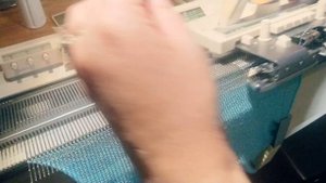 Юбка поперечным вязанием клиньями.