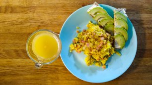 Быстрый завтрак | Нежный омлет с колбаской и сыром