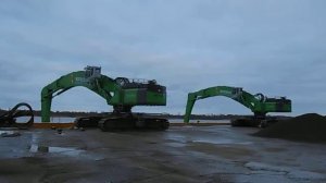ТЛК Кстово, одновременная работа кранов на причале. Разгрузка баржи с щебнем.