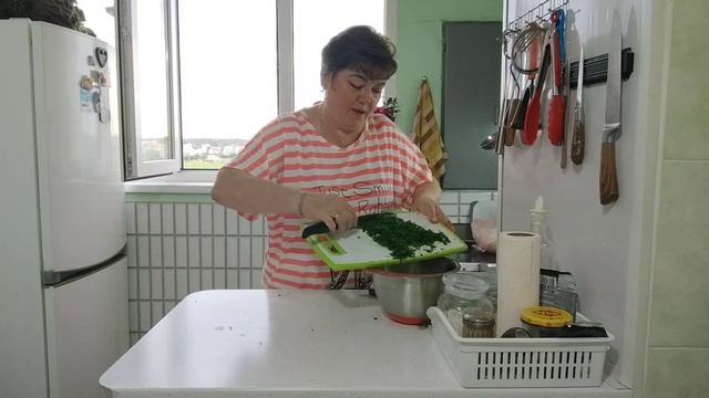 Сегодня готовлю пирожки с зеленью и яйцом на тесте с творогом и кефиром. смотреть онлайн