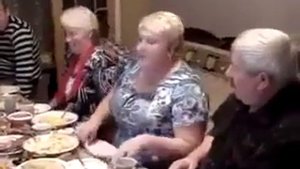 Бабка рассказывает анекдот)))))