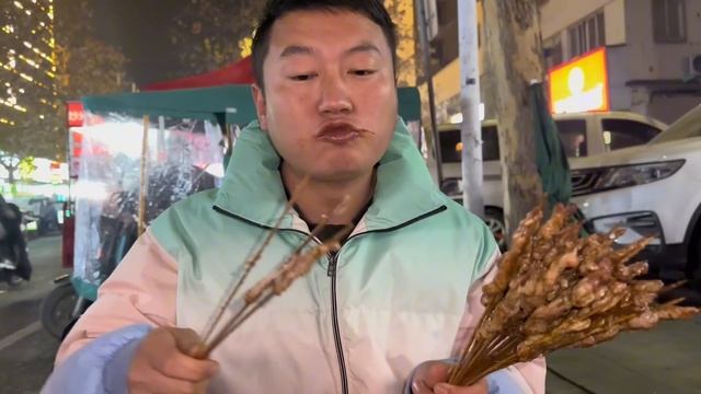 老夏带老婆打卡30年夜市老店，100元买70根羊肉串，大口卤肉吃到爽！【开心的老夏】 смотреть онлайн