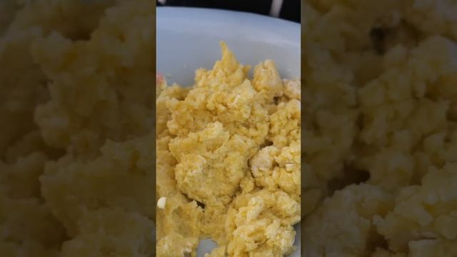 Woman bakes Ukrainian potato bread in a village wood-fired oven смотреть онлайн