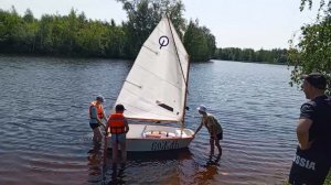 Спуск на воду швертбота "Вождь" класса "Оптимист"