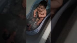 Как Малыш купается