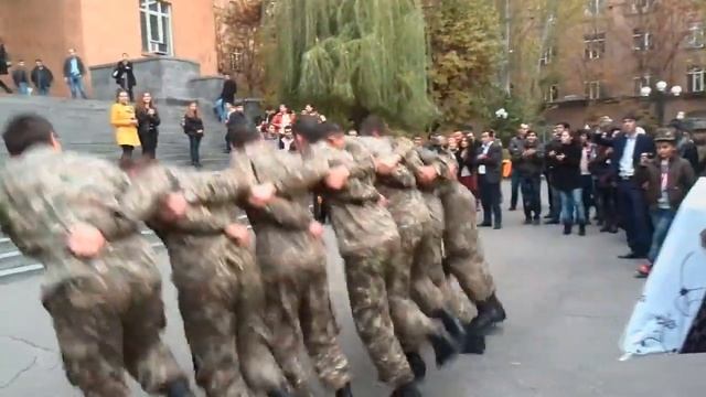 Армянские солдаты танцуют Кочари