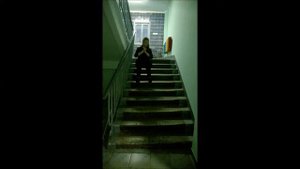 Как спускаться по лестнице после тренировки. РеФорма.