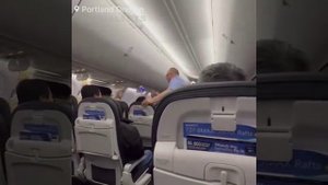 У пассажирского самолета в США вырвало кусок фюзеляжа во время полета.

Борт Boeing 737 .