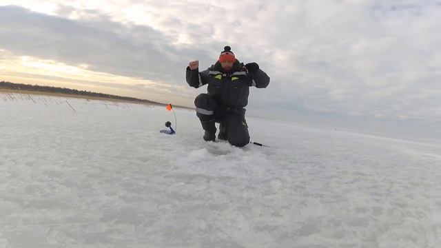 Жерлицы. Ладога. Чёрное. Трёхдневная рыбалка с двумя ночевками в палатке. Конец марта 2022. смотреть онлайн