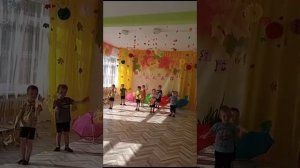 ?"Осень топает по крышам"??