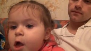 УЛЕТНОЕ ВИДЕО Папа учит маленькую девочку говорить. Смотрите до конца.