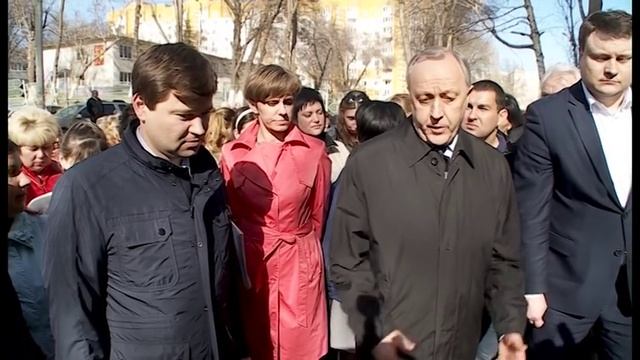 Глава региона отчитал чиновников за дефекты, допущенные при ремонте двора смотреть онлайн