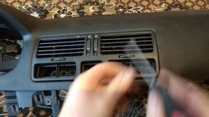 Демонтаж центрального дефлектора Фольксваген Бора.