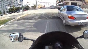 Бодрый дед едет  на литровом мотоцикле в спокойном режиме