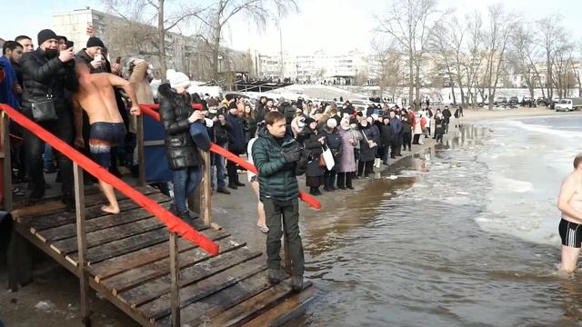 ВОДОХРЕЩЕ 2022 В КИЄВІ. КАК ПРАЗДНУЮТ КРЕЩЕНИЕ В ПРОРУБИ В УКРАИНЕ. смотреть онлайн