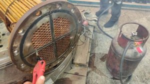 Сушим кожухотрубный теплообменник чиллера после разморозки.