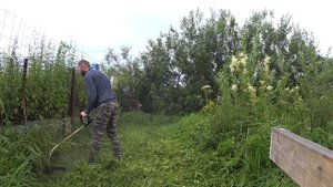 Кто сказал, что косить траву легко? Сам то пробовал?