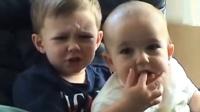 Charlie bit my finger!!! малыш под шумок решил укусить брата за палец смотреть онлайн