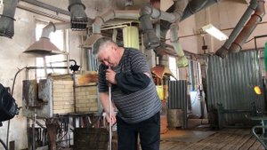 Процесс выдувания стекла на Бахметевском заводе в Никольске