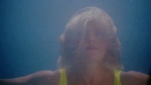 Купальщица в море