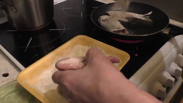 Надя учит меня жарить рыбу. Так надо жарить красноперку, леща и сорожку, кости в рыбе не ощущаются смотреть онлайн