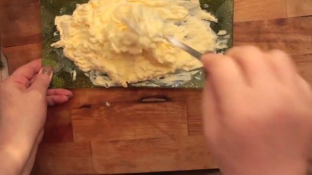 Чесночное масло.Сливочное чесночное масло с укропом и морской солью.