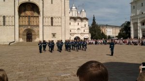 Развод конного и пешего караулов президентского полка в Кремле на Соборной площади Москвы